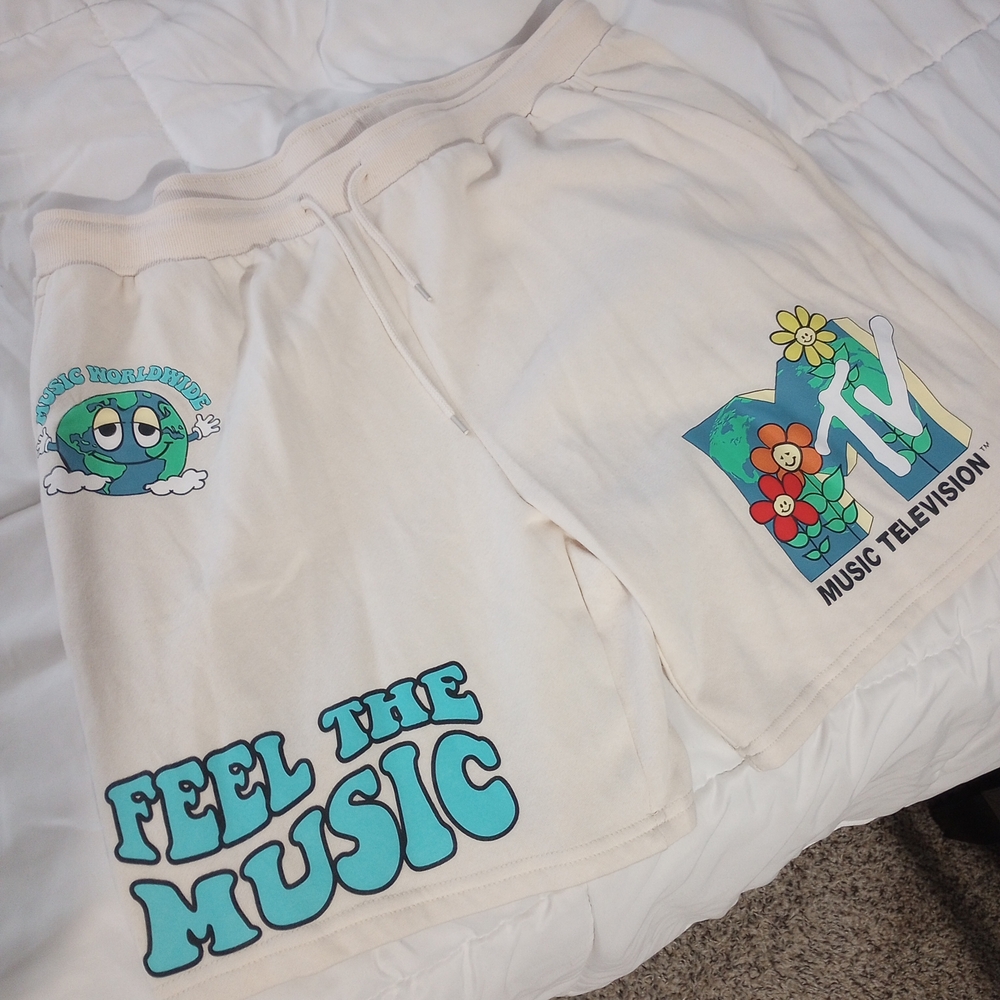 MTV Graphic Cream Shorts